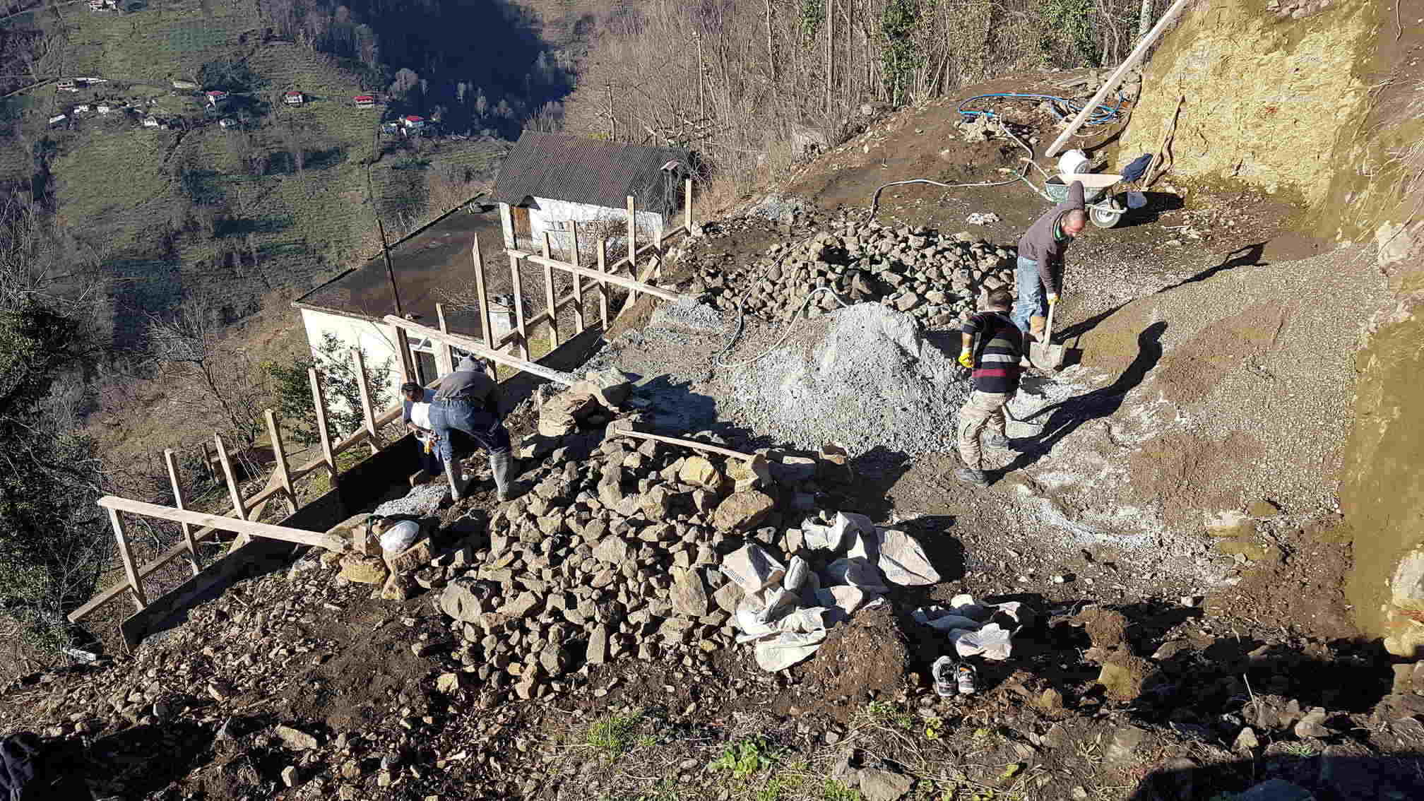 Yavuz ÇEVİK köyde ev yapıyor Ali BAYIR