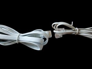 Telefon, DSL (Line) girişi ile Ethernet (LAN) girişi kablosu farklıdır